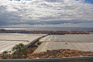 paisagens a partir de a espanhol ilha do tenerife com a rodovia e a oceano foto