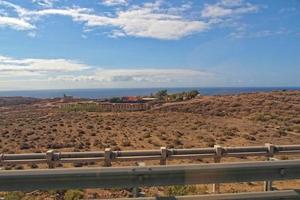 paisagens a partir de a espanhol ilha do tenerife com a rodovia e a oceano foto