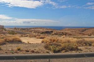 paisagens a partir de a espanhol ilha do tenerife com a rodovia e a oceano foto