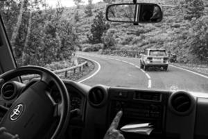 branco fora da estrada carros viajando em a estradas por aí a teide vulcão em a espanhol canário ilha do tenerife para uma viagem foto
