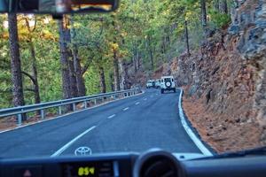 branco fora da estrada carros viajando em a estradas por aí a teide vulcão em a espanhol canário ilha do tenerife para uma viagem foto