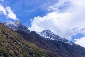 himalaia paisagem, panorâmico Visão do himalaia montanha coberto com neve. himalaia montanha panorama dentro inverno dentro Kedarnath vale. foto