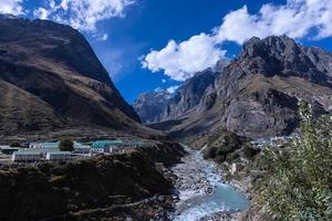 himalaia paisagem, panorâmico Visão do himalaia montanha coberto com neve. himalaia montanha panorama dentro inverno dentro Kedarnath vale. foto