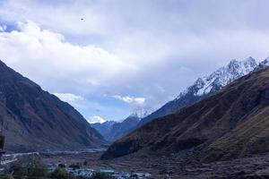 himalaia paisagem, panorâmico Visão do himalaia montanha coberto com neve. himalaia montanha panorama dentro inverno dentro Kedarnath vale. foto