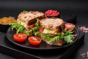 delicioso caprese sanduíche com grelhado brinde, mussarela, alface e tomates foto