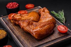 delicioso grelhado frango asas com especiarias e ervas foto