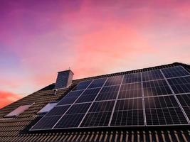 painéis solares produzindo energia limpa em um telhado de uma casa residencial foto