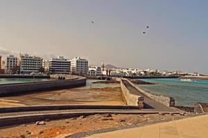 beira-mar panorama a partir de a capital do a canário ilha Lanzarote arrecife dentro Espanha em uma ensolarado caloroso verão dia foto