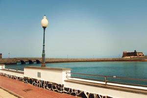 beira-mar panorama a partir de a capital do a canário ilha Lanzarote arrecife dentro Espanha em uma ensolarado caloroso verão dia foto