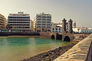 beira-mar panorama a partir de a capital do a canário ilha Lanzarote arrecife dentro Espanha em uma ensolarado caloroso verão dia foto