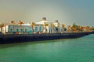 beira-mar panorama a partir de a capital do a canário ilha Lanzarote arrecife dentro Espanha em uma ensolarado caloroso verão dia foto