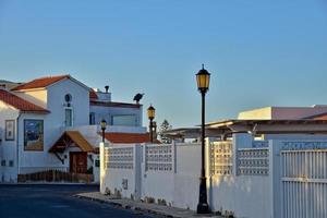 cidade do corralejo em a espanhol canário ilha fuerteventura em uma caloroso feriado dia foto