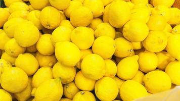 limão fundo. a limão fruta é empilhado dentro uma grande pilha. foto