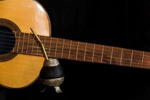 companheiro e guitarra, conceito do Argentino folclore, isolado em Preto fundo foto