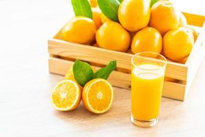 suco de laranja fresco para beber em uma garrafa de vidro foto