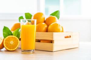 suco de laranja fresco para beber em uma garrafa de vidro foto