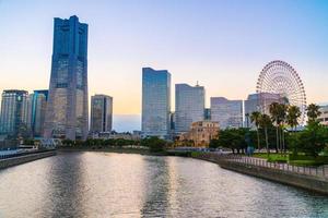 Horizonte da cidade de Yokohama no crepúsculo, Yokohama, Japão foto