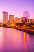 Horizonte da cidade de Yokohama no crepúsculo, Yokohama, Japão foto