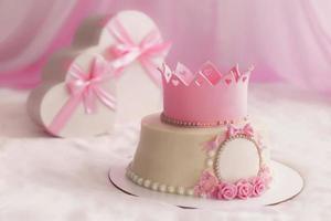 Rosa bolo com coroa e dois presentes dentro coração caixa para bonita menina aniversário festa foto