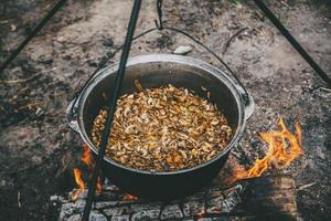 comida sendo cozinhada na fogueira foto