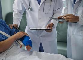 homem com quebrado braço dentro fundida deitado em cama dentro hospital. a emergência Centro tratamento é gesso e trava com Funda para uma mais distante cura dentro a ortopédico clínica. paciente dor a partir de acidente ferida. foto