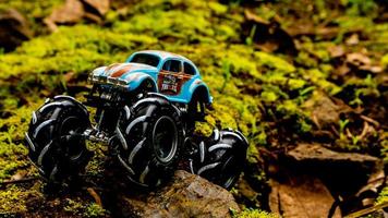 minahasa, indonésia, sábado, 10 de dezembro de 2022, incrível brinquedo de carro off-road monstro foto