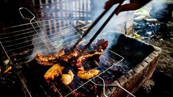 carne de porco é grelhado em a carvão foto