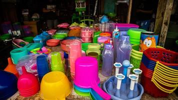 minahasa, Indonésia janeiro 2023, família bens fazer compras às a tondano tradicional mercado foto
