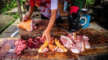 carne de porco vendido dentro tradicional mercados foto