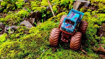 minahasa, indonésia, sábado, 10 de dezembro de 2022, incrível brinquedo de carro off-road monstro foto