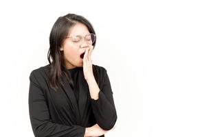 bocejando gesto do lindo ásia mulher vestindo Preto blazer isolado em branco fundo foto