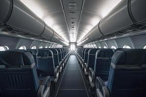 interior do a avião cabine com confortável assentos, a sobrecarga compartimentos foto
