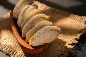 Cireng com frango o preenchimento dentro uma de madeira tigela. Cireng é uma tradicional oeste javanese Comida fez a partir de tapioca farinha foto