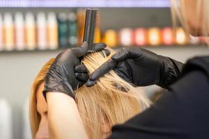 cabeleireiro pentear do cliente fêmea cabelo foto