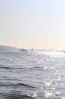 panorama do a Istambul bósforo com navios em isto debaixo uma nublado céu dentro a tarde foto