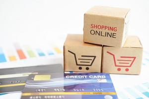 compras on-line, caixa de carrinho de compras com cartão de crédito, importação e exportação, comércio financeiro. foto