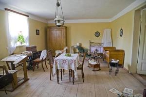 velho elegante histórico nobre quarto dentro uma país mansão casa foto