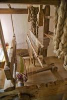 velho ampla Antiguidade retro tecelagem máquina dentro uma país chalé dentro Polônia foto