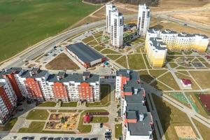 aéreo panorâmico Visão sobre construção do Novo moderno residencial complexo com arranha-céus edifícios dentro Cidade foto