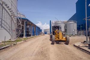 terra raspador e vibração rolo a pesado equipamento para pré-tratamento estrada construção. a foto é adequado para usar para indústria fundo fotografia, poder plantar poster e eletricidade