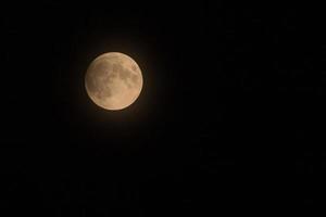 Visão em cheio lua às noite foto