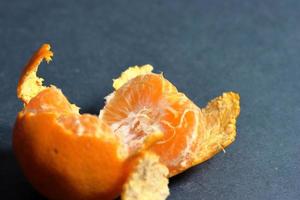 laranja descascado pele em uma textura fundo foto