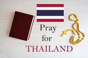 orar para tailândia. rosário e piedosos Bíblia fundo. foto