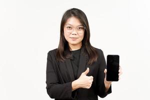 mostrando apps ou Publicidades em em branco tela Smartphone do lindo ásia mulher vestindo Preto blazer foto