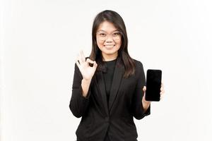mostrando apps ou Publicidades em em branco tela Smartphone do lindo ásia mulher vestindo Preto blazer foto