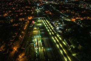 noite aéreo Visão sobre grandes estrada de ferro frete trens com grande quantidade do vagões ficar de pé em estacionamento foto