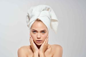 mulher com nu ombros com toalha em cabeça higiene limpar \ limpo pele saúde foto