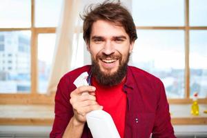 alegre homem limpeza detergente dever de casa higiene interior foto