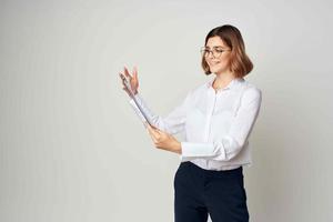 emocional o negócio mulher dentro branco camisa volta óculos fechar acima foto