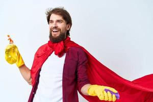 homem com detergente vermelho capa de chuva tarefas domésticas serviço Entrega estilo de vida foto